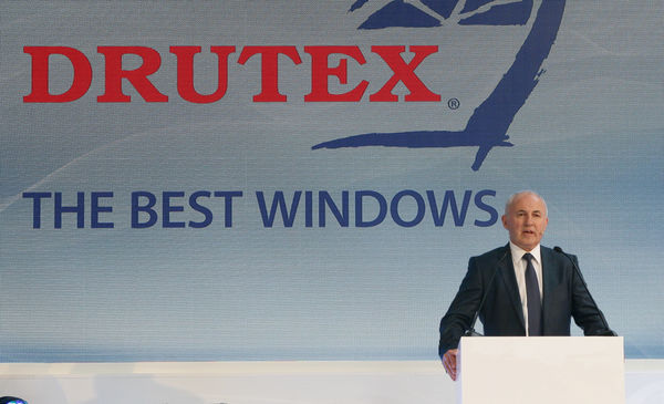 Leszek Gierszewski, Vorstandsvorsitzender von Drutex auf der Eröffnungsfeier. - © Daniel Mund / glaswelt.de
