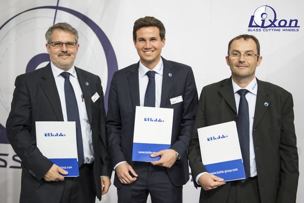Peter Pokoern, Produktbereichsleiter Industrielle Schneidtechnik, Dennis Kampmann, Technischer Vertrieb Industrielle Glasbearbeitung und Jean-Marc Auger, Vertriebsleiter Frankreich — alle Bohle AG — nach den erfolgreichen Verhandlungen auf der glasstec 2014.