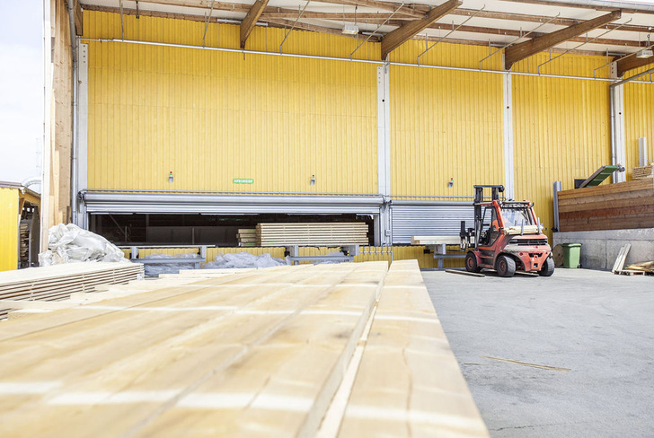 Höhe: XS, Breite: XL: Die besonderen Arbeitsbedingungen des Sägewerks führten zu ungewöhnlichen Tor-Maßen mit 1,50 Meter Höhe und bis zu 11,43 Meter Breite.