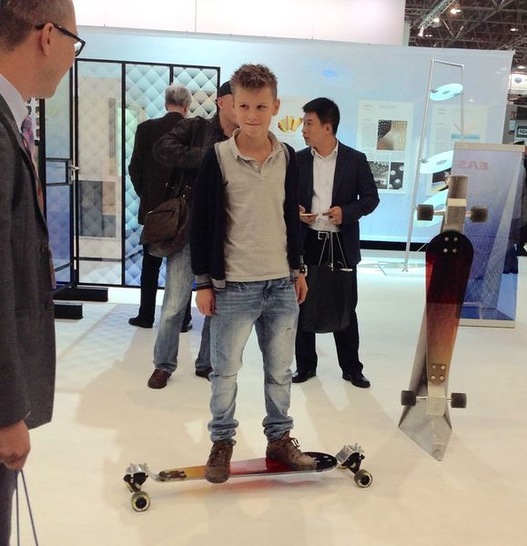 Der junge Wout van Dijken (l.) und sein gläsernes Skateboard aus VSG.