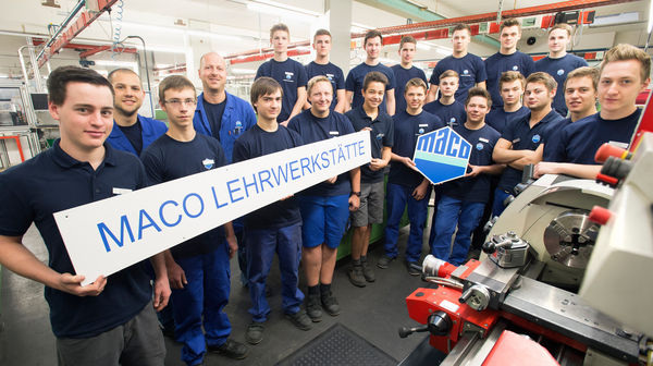 An den österreichischen Produktionsstandorten Salzburg und Trieben

bildet die Mayer & Co Beschläge GmbH in insgesamt 12

Lehrberufen aus.