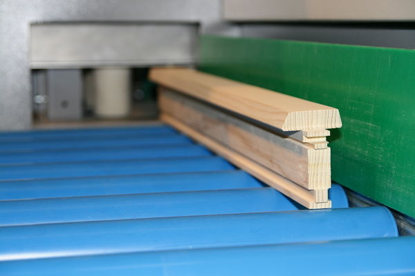 Auch solche filigranen Querschnitte führt die Anlage sicher durch die Bearbeitung.