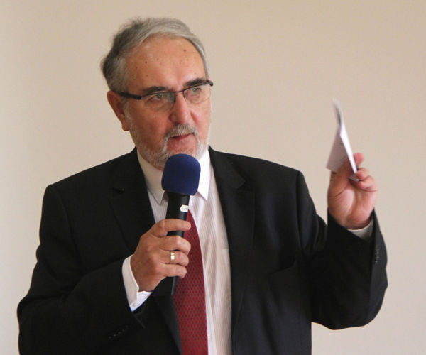 Dr. Steffen Spenke, 1. Vorsitzender des Bundesverbandes Wintergarten e.V. eröffnet die Jahrestagung 2014 in Dresden.