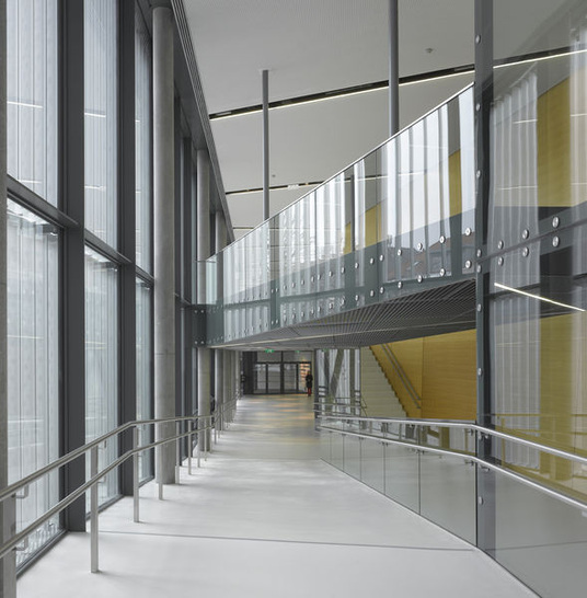 Aluminium wird vielfältig und intelligent eingesetzt und zeigt die mannigfachen Nutzungsmöglichkeiten
der Aluminium-Profilsysteme, die die Gemeinschaftsmarke ALU-FENSTER
führen. - © www.alufenster.at | Roland Halbe
 Aluminium wird vielfältig und intelligent eingesetzt und zeigt die mannigfachen Nutzungsmöglichkeiten
der Aluminium-Profilsysteme, die die Gemeinschaftsmarke ALU-FENSTER
führen.