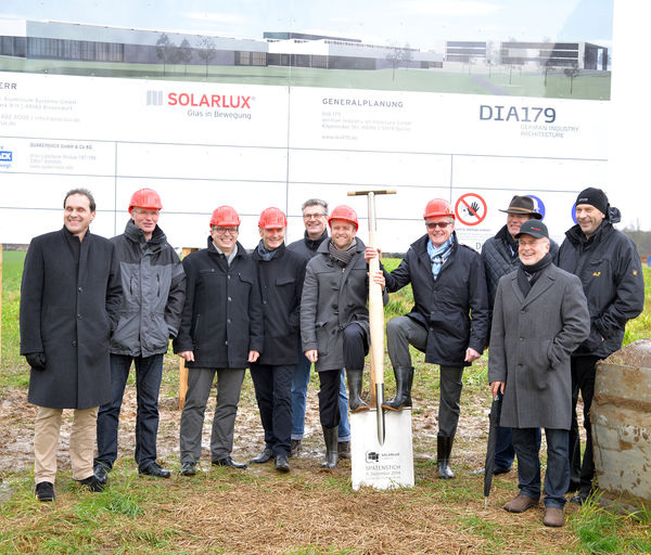 Mit einem zwei Meter großen Spaten setzten die beiden Geschäftsführer Herbert und Stefan Holtgreife den symbolischen ersten Stich für das neue Solarlux-Gebäude auf dem 13 Hektar großen Grundstück im niedersächsischen Melle.