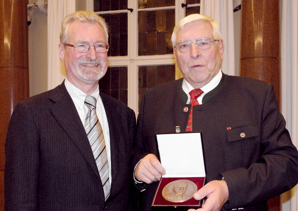 Der Verband der Fenster- und Fassadenhersteller Frankfurt, der Herausgeber des Leitfadens HO.09 ist, überbrachte Glückwünsche durch Präsidiumsmitglied Franz Hauk (li.).