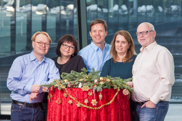 v.l.: Matthias Rehberger (Ressort Glas), Petra Lenz (Anzeigenleitung), Daniel Mund (Chefredakteur, Ressort Fenster und Bauelemente), Christine Hütt (Redaktionsassistenz) und Olaf Vögele (Ressort Rolladen und Sonnenschutz) - © GLASWELT
 v.l.: Matthias Rehberger (Ressort Glas), Petra Lenz (Anzeigenleitung), Daniel Mund (Chefredakteur, Ressort Fenster und Bauelemente), Christine Hütt (Redaktionsassistenz) und Olaf Vögele (Ressort Rolladen und Sonnenschutz)