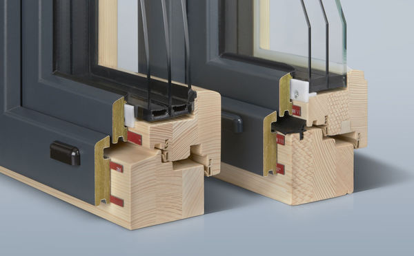 Von außen wird das pulverlackierte Profil aus verdichteter Steinwolle auf die Rahmen- und Flügelprofile des Holzfensters gesetzt, wo es für eine Dämmung von 0,058 W/mK sorgt.