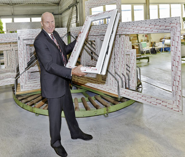 Helmut Hilzinger in der Fensterproduktion - © hilzinger
