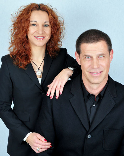 Geschäftsführerin Melanie Fund Kröner und Marcus Fund, Mitglied der Geschäftsführung, haben ihre Zusammenarbeit mit Siegenia auf Dreh-Kipp-Fenster und Sonderlösungen ausgeweitet.