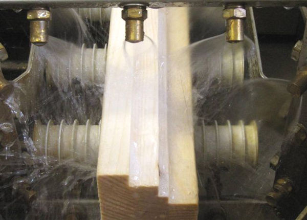 Bei KOWA in Goldenstedt wird jedes Einzelteil imprägniert. Tagungsteilnehmer können die Produktion des Herstellers unter die Lupe nehmen.