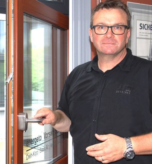 Stefan Brand präsentiert sein Dekorfenster, das auch foliert ohne Stahlverstärkung auskommt