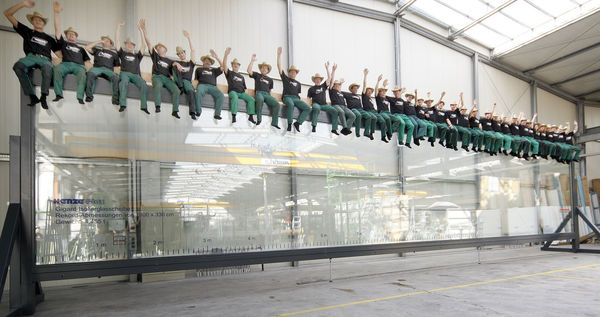 Diese 18 m lange Isolierglasscheibe begrüßt die Besucher am ­Eingang West der Messe.