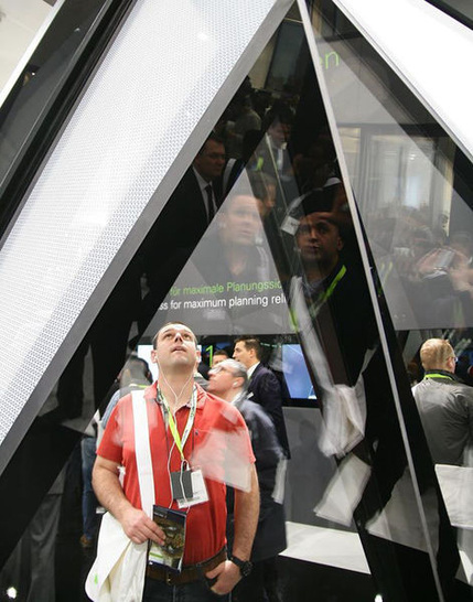 Besucher sind fasziniert von neuen Fassadenkonstruktionen