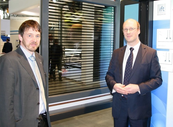 v.l.: ift Prüfstellenleiter Lichttechnik Michael Freinberger und erfis-GF Moritz von Kunowski auf der R+T 2015.