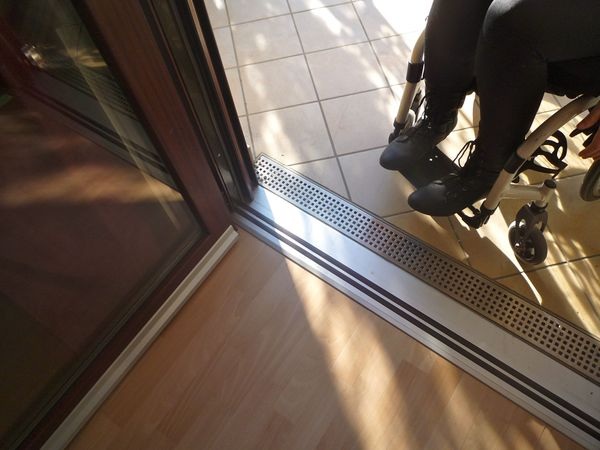 Alle bestehenden Außentüren, können selbst im Altbau wie hier mit einer Nullschwelle ersetzt werden, wenn neben der Türdichtung auch der Türflügel und der Türrahmen erneuert werden.