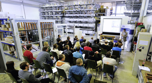 Großer Andrang herrschte auch beim Workshop “Vorstellung neuer GU-Beschlag“ in der Fertigungshalle des Unternehmens Käuferle.