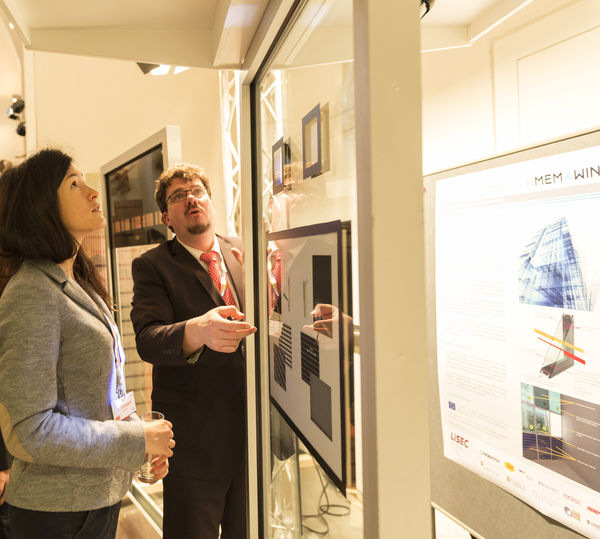 Teilnehmer aus aller Welt informierten sich in Wels über die neuesten Entwicklungen rund um energieeffiziente Gläser für das Fenster der Zukunft.