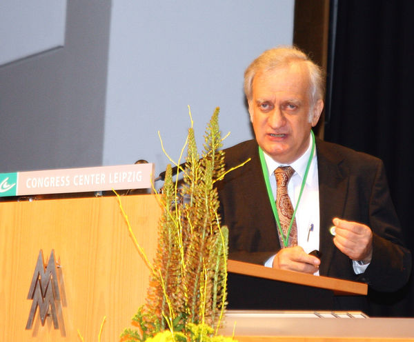 Prof. Dr. Wolfgang Feist, Leiter des Passivhaus Instituts eröffnet die 19. Passivhaustagung in Leipzig. - © Daniel Mund / GLASWELT
