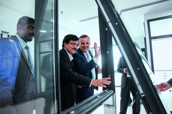 Andreas Engelhardt (r.), geschäftsführender und persönlich haftender Gesellschafter von Schüco, während der Einweihung des Showrooms in New Delhi.