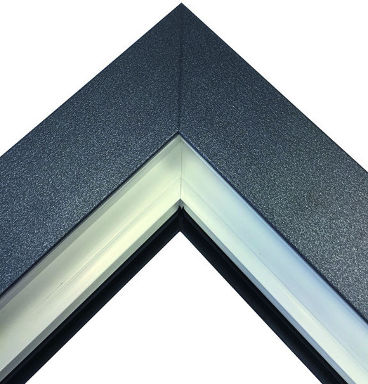 Bei dem Verschweißen der Ecken bildet sich entgegen der altbekannten und allgemein eingesetzten Schweißtechnik keine Schweißraupe mehr auf den Sichtflächen.