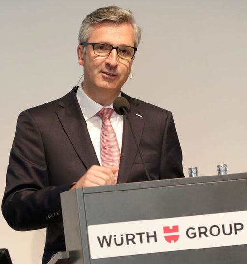 Robert Friedmann, Sprecher der Konzernführung der Würth-Gruppe stellt den testierten Jahresabschluss 2014 bei der Bilanzpressekonferenz in Schwäbisch Hall vor.