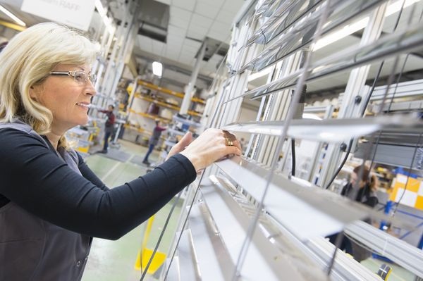 Raffstoren haben beim Sonnenschutz-Spezialisten Schlotterer im Geschäftsjahr 2014 erstmals die Produktgruppe Rollläden als umsatzstärkste Produktgruppe überholt. Besonders erfolgreich ist Schlotterer mit dem Tageslicht-Raffstore RETROLux, der Hitze- und Blendschutz mit optimaler Lichtlenkung und Durchsicht verbindet.