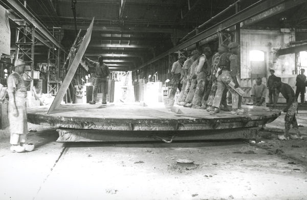 Glastänzer in der Spiegelglashütte Pisa im Jahr 1926