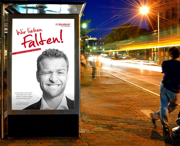 Präsentiert wird die Solarlux Imagekampagne “Wir lieben Falten“ nicht durch aalglatte Models, sondern mit den Charakterköpfen der Geschäftsführer und eigenen Mitarbeiter.