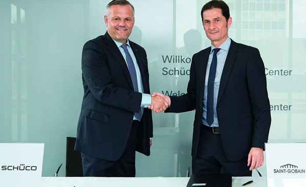 Vertragsunterzeichnung in Bielefeld (v. l.): Andreas Engelhardt, geschäftsführender und persönlich haftender Gesellschafter der Schüco International KG, und Guillaume Le Gavrian, CEO der Vetrotech Saint-Gobain International AG