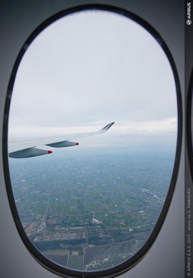 Wie beim A380 wurden die Fensterrahmen des A350 ursprünglich aus Aluminium gefertigt, aus Gewichtsgründen sollte das Material aber durch den besonders leichten und stabilen Faserverbund-Kunststoff ersetzt werden.