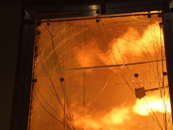 Brandprüfung von einem Fenster mit Oberlicht.