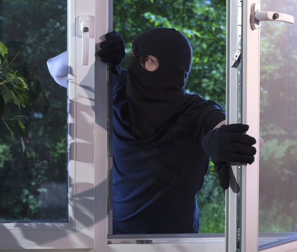Gehen wir von dem Einbruchsversuch in der Nacht aus, ist der Rollladen bei einer stabilen Ausführung ein ­zusätzliches Hindernis, kostet Zeit zum Überwinden und schützt letztlich auch das Fenster vor Beschädigung.