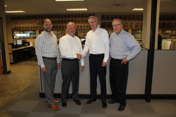 Christoph Hörmann (2.v.r.), bei der Vertragsunterzeichnung zur Übernahme der Northwest Door Inc.. Jeff Hohman (r.) verbleibt in seiner Position als Geschäftsführer. Mit auf dem Foto: Scott (l.) und Steve DeWitt (2.v.l.).