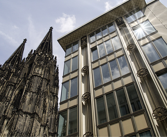 
Die neue Fassade erstrahlt im 50er-Jahre Look, ist aber mit 3-fach-Isoliergläsern ausgestattet und erfüllt alle aktuellen Schall- und Brandschutzanforderungen.
