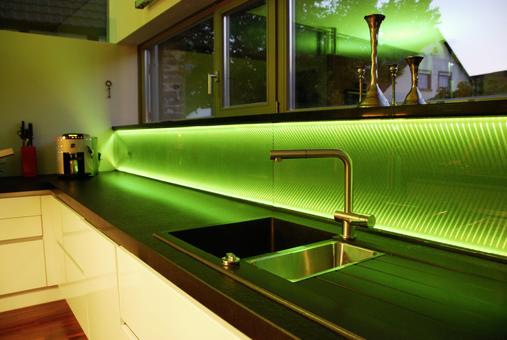<p>
Mit dem Leuchtglas creaglas StarLight lassen sich Räume mit ganz eigener Ausstrahlung schaffen, wie hier in dieser Küche. Durch die unterschiedlichen Scheibengrößen und die individuelle Anordnung der LEDs entstehen immer neue Leuchtglas-Unikate.
</p> - © Foto: Ettlin Lichtstrukturen

