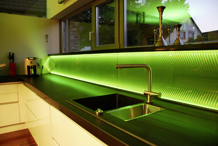 
Mit dem Leuchtglas creaglas StarLight lassen sich Räume mit ganz eigener Ausstrahlung schaffen, wie hier in dieser Küche. Durch die unterschiedlichen Scheibengrößen und die individuelle Anordnung der LEDs entstehen immer neue Leuchtglas-Unikate.
