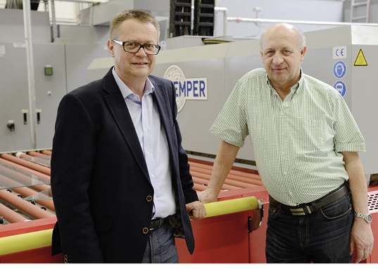 <p>
Ing. Mag. Krügl (l.), Spartenleiter Glas, und Produktionsleiter Josef Winkler freuen sich über die erfolgreich integrierte ESG-Produktion bei C. Bergmann.
</p>