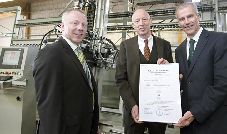 <p>
Im Rahmen einer Feierstunde am 26. Februar 2014 überreichten Dr. Peter Mrosik, geschäftsführender Gesellschafter profine (r.) und Michael Merkle, Kömmerling Chemische Fabrik (l.) die Zulassungsurkunde nach RAL-GZ 716/1 dem Geschäftsführer der Heinrich Meyer-Werke, Volker Meyer.
</p>