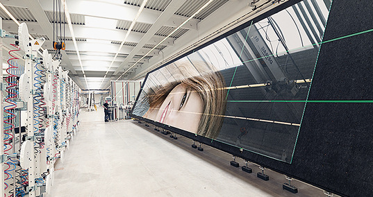 <p>
</p>

<p>
Mit dem Maxi-Glasdrucker werden bei der sedak bis zu 15 m lange Gläser bedruckt. 
</p> - © Foto: sedak GmbH

