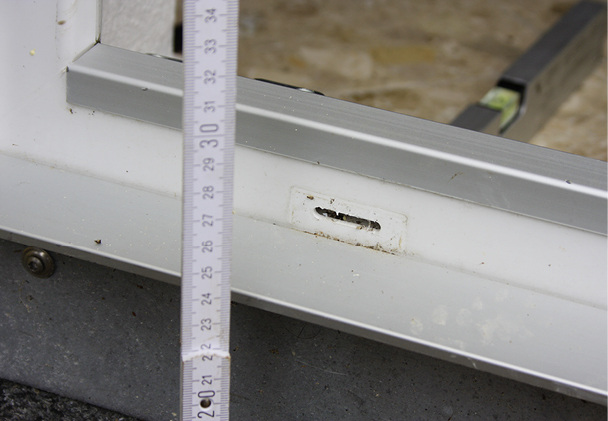 <p>
Das Maß vom Rohfußboden bis zur Höhe der Entwässerungsöffnung an der neuen Türe war bei diesem Beispiel ca. 260 mm.
</p>
