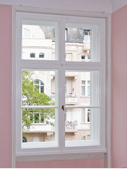 
Saniertes Fenster in einem historischen Gebäude, das zu einem Kastenfenster erweitert wurde. Somit können Ergebnisse erzielt werden, die den heutigen Anforderungen durchaus gerecht werden. 
