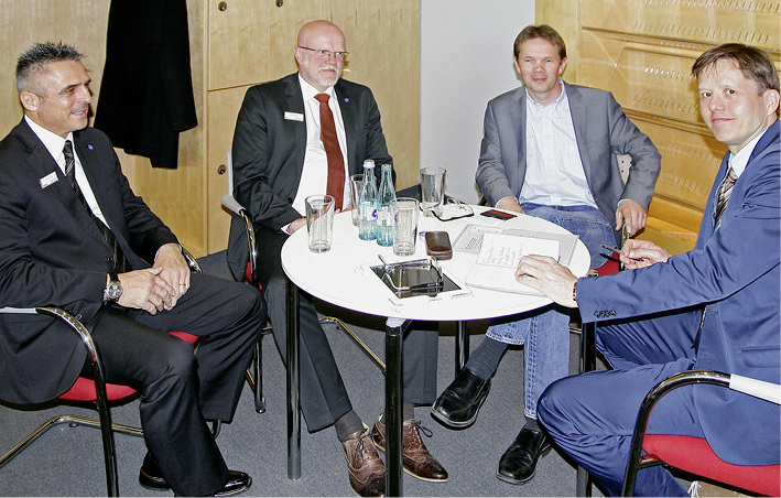 
Georg Mutert (2. v. r.) gab auf der frontale interessante Antworten auf die Fragen von GLASWELT stv. Chefredakteur Daniel Mund (r.). Auch Gealan-Vertreter Thomas Horter (l.) und Martin Heine standen zum Interview bereit.
