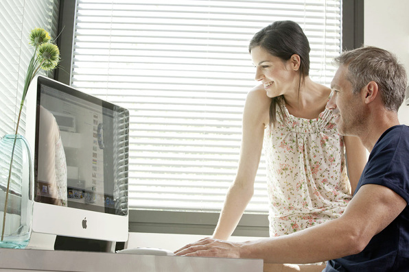 



Bei den Bildschirmarbeitsplätzen im Homeoffice müssen die gleichen Maßstäbe wie am regulären Arbeitsplatz angelegt werden. Ggf. muss ein Blendschutz nachgerüstet werden.
