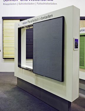 
Die neu entwickelten Systeme schweben förmlich vor der Fassade und können problemlos der Sonne folgen und je nach Stellung des Schiebeladens angenehme Lichtverhältnisse im Innern des Raumes schaffen.



