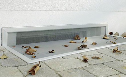 



Lichtschachtabdeckungen werden mit hochfestem und strapazierfähigem Edelstahlgewebe ausgestattet. Verschiedene Bürstendichtungen stellen sicher, dass auch Kanten und Ecken vollständig verschlossen sind. Erhältlich sind die Abdeckungen für freiliegende Lichtschächte sowie für Lichtschächte mit Wandanschluss oder mit Fensterüberstand. 
