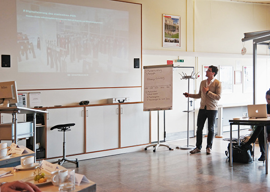 



Marcus Dieckmann von Shopmacher zeigte in seinem interessanten Vortrag die heutigen Möglichkeiten des Internethandels auf.
