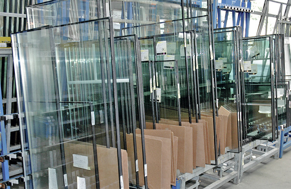 
ISO-Anbieter brauchen ihre Scheiben nicht mehr teuer auf Fächergestellen zu liefern, wenn der Fensterbauer die ISO-Einheiten in seiner Produktion mittels Glaspuffer verarbeitet.
