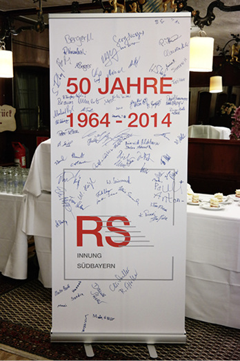 



Mit ihrer Unterschrift haben sich die Gäste der gut besuchten Veranstaltung verewigt. Leider konnte der 102-jährige Ehrenobermeister Karaisl nicht kommen.
