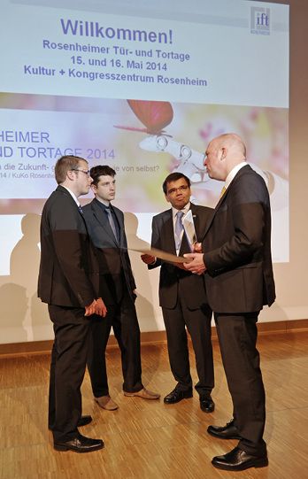 <p>
</p>

<p>
Der 1. Vorsitzende Dr. Claus Schwenzer und Geschäftsführer Horst Grögor nahmen die Muster-EPD für Tore vom ift Rosenheim persönlich in Empfang.
</p> - © Foto: Olaf Vögele

